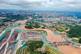 巴萨官方：俱乐部传奇后卫阿尔巴造访球队训练基地